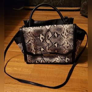 ❤️ EUC Simply Vera Vera Wang snake skin convertible purse